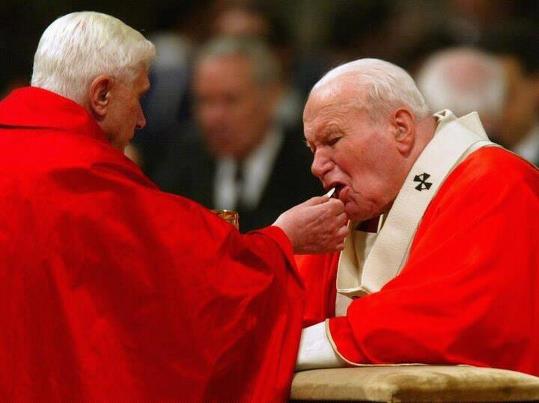 Photo du pape Jean-Paul II malade, recevant la communion sur la langue par le cardinal Ratzinger.