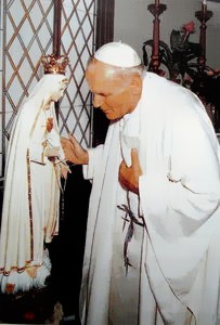 Le Pape Jean-Paul II et la statue de Notre-Dame de Fatima