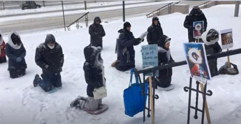 ( Photo de participants à l'initiative 'Le Québec prie')