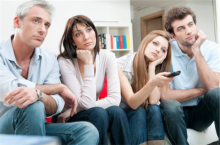 (Photo d'une famille devant la télévision)