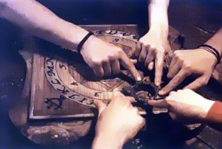 (Photo d'une table/planchette ouija)